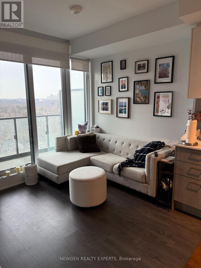 Photo du bâtiment - 1926 Lake Shore Blvd W