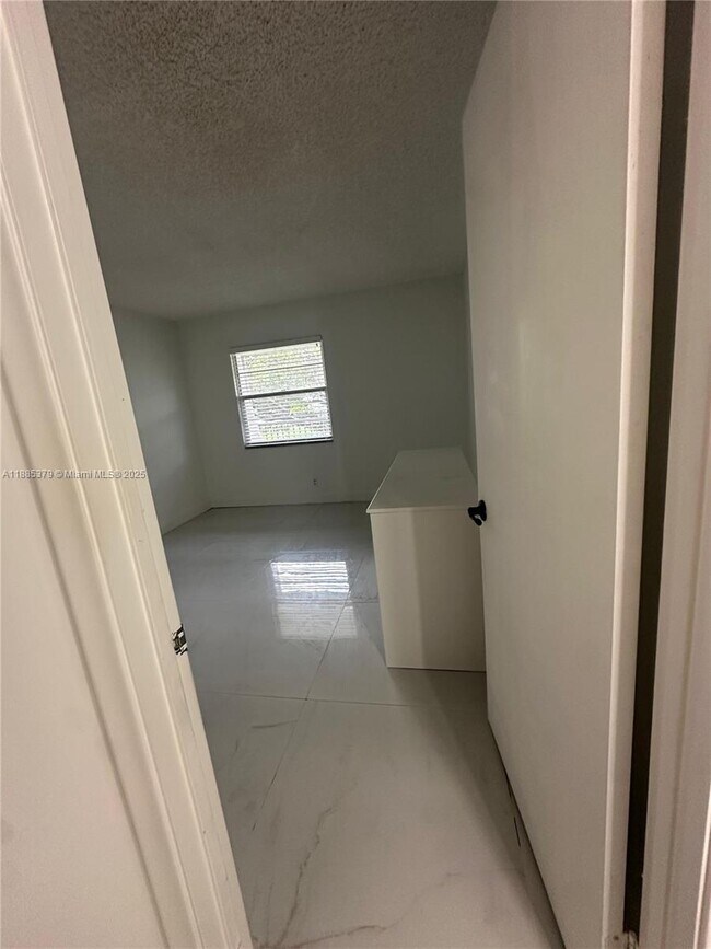 Foto del edificio - 13255 SW 9th Ct