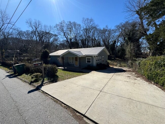 Building Photo - Arch Street Gem!