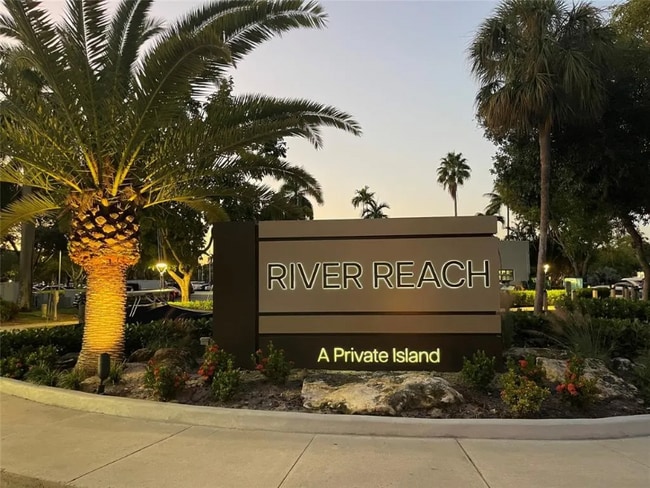 Building Photo - 900 River Reach Dr