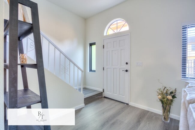 Foto del edificio - Fully Remodeled | Spacious & Bright Townhome
