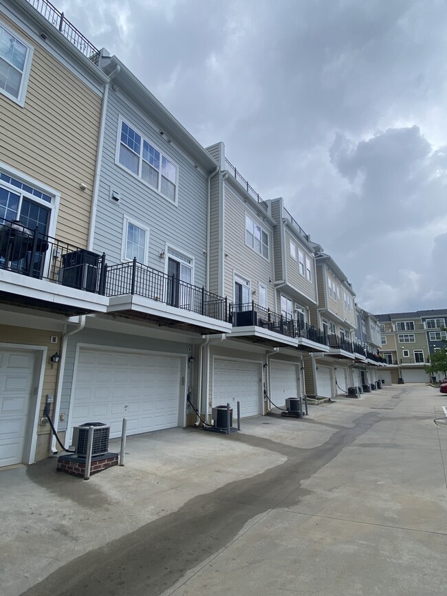 Building Photo - 10 Meridian Ln