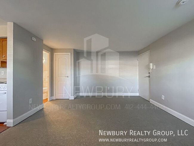 Foto del edificio - Efficiency meets comfort in Newbury Realty...