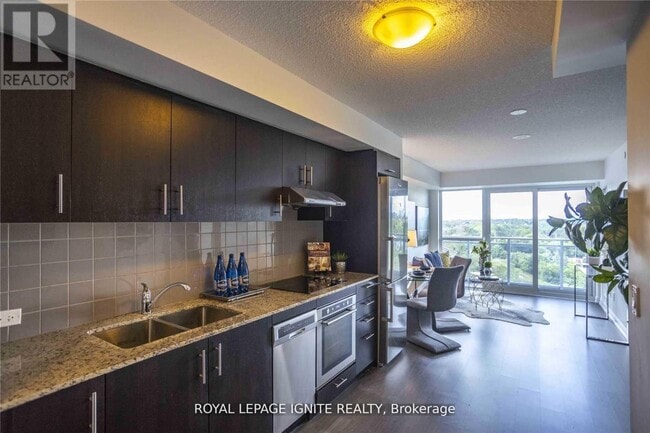 Photo du bâtiment - 255 Village Green Square