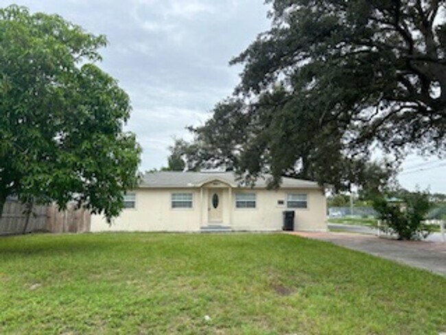 Building Photo - 3 bdrm/2 bath home available immediately!