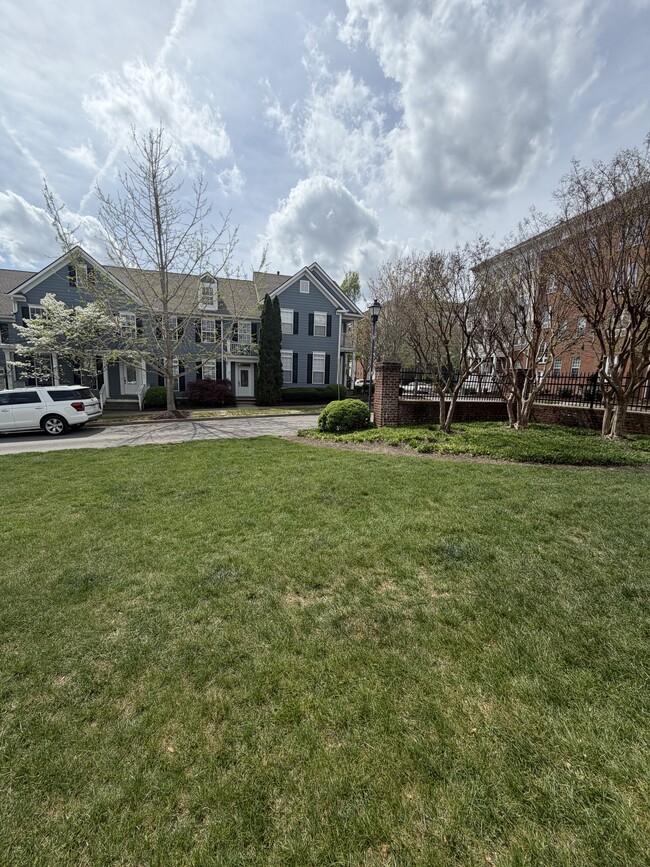 Building Photo - 7102 Lenox Village Dr