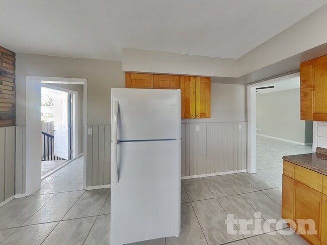 Building Photo - 1305 E Oakwood St