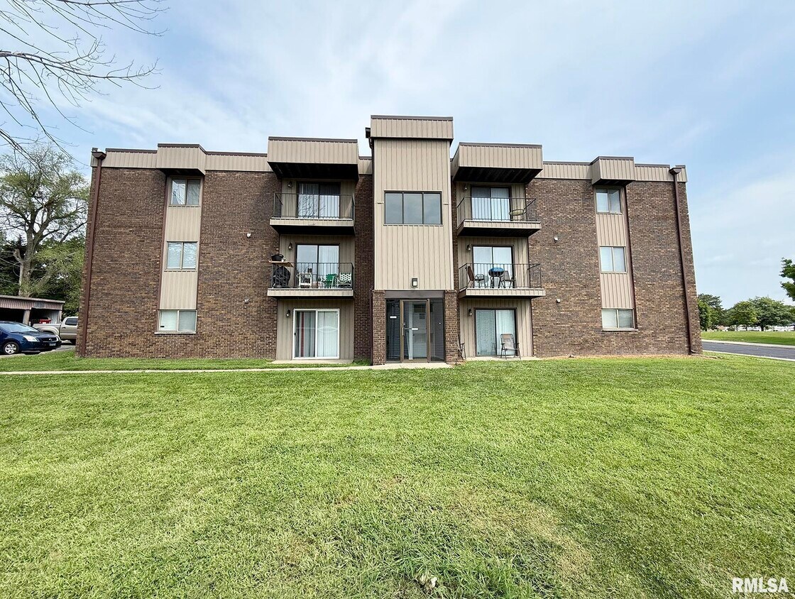 Primary Photo - 2700 W Forrest Hill Ave