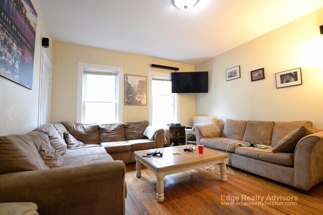 Building Photo - 45 Falkland St