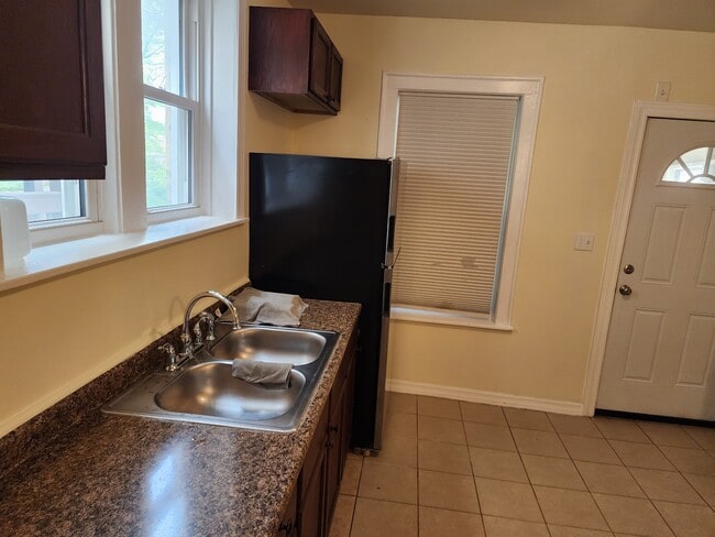 Building Photo - 4842 Elm St
