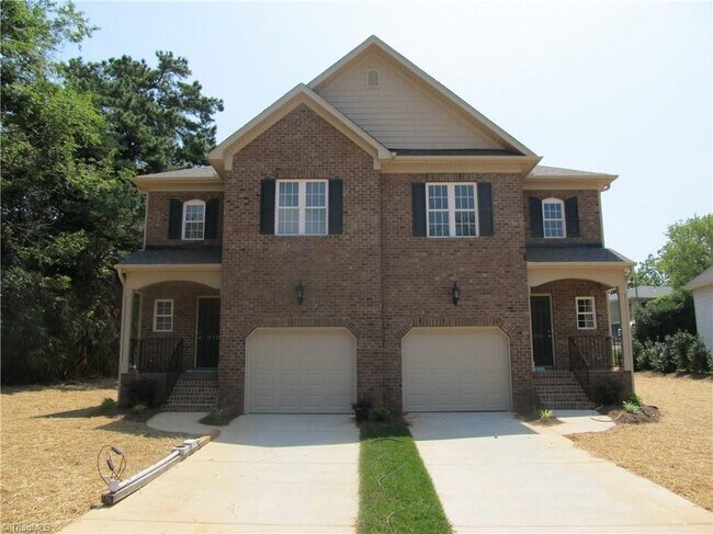 Foto del edificio - Friendly Ave. brick townhome