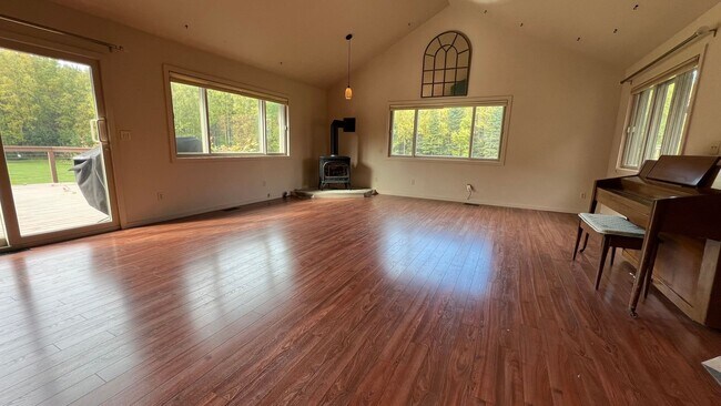 Building Photo - A Kincaid Park Gem!  3 beds, 2.5 bath w/ a...