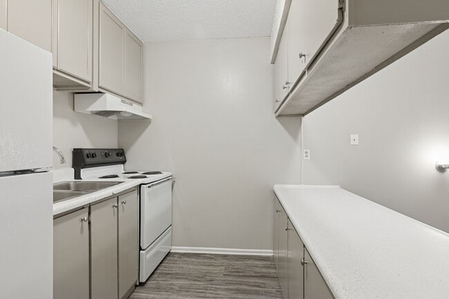 Building Photo - Alturas Penbrook