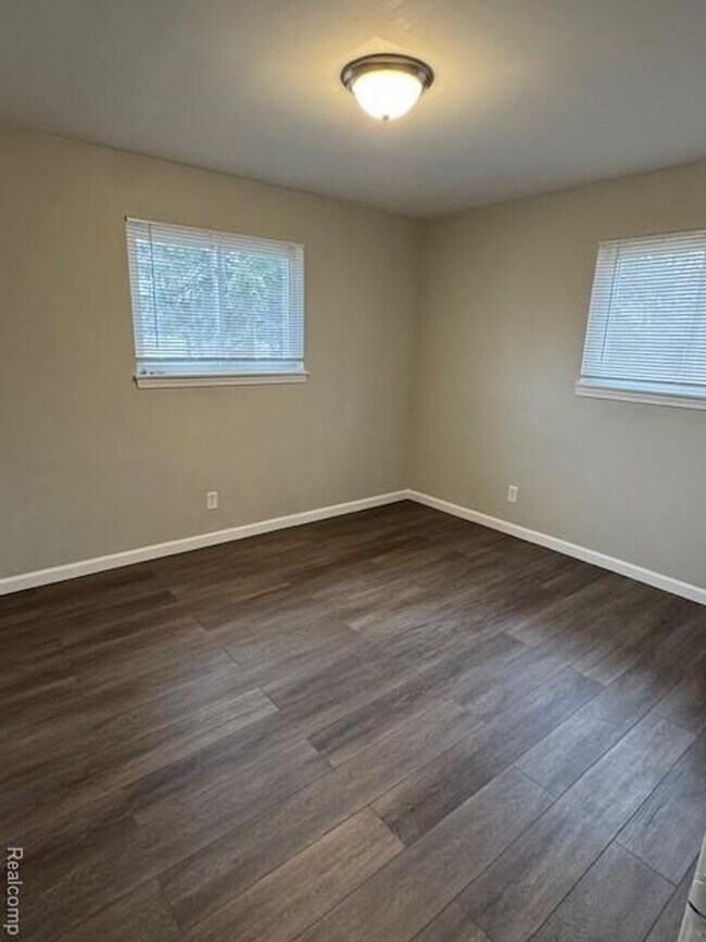 Foto del edificio - WELCOME TO THIS BEAUTIFULLY UPDATED, LIGHT-FILLED RANCH HOME IN TROY 4 BEDROOMS 2 BATHS SITTING O...