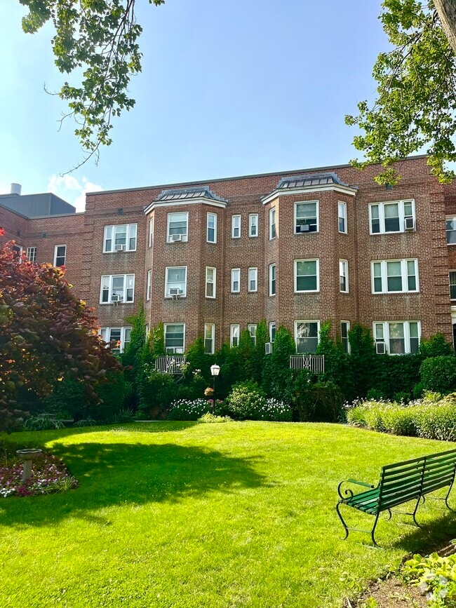 Building Photo - 70 Strawberry Hill Ave