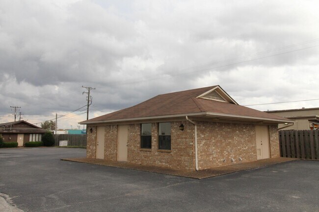 Building Photo - 102 Laurel Cove Dr