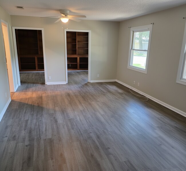 Foto del edificio - Corner Lot Charm: Spacious 4 Bed on Corner Lot w/ Custom Bookshelves & Private Storage Shed