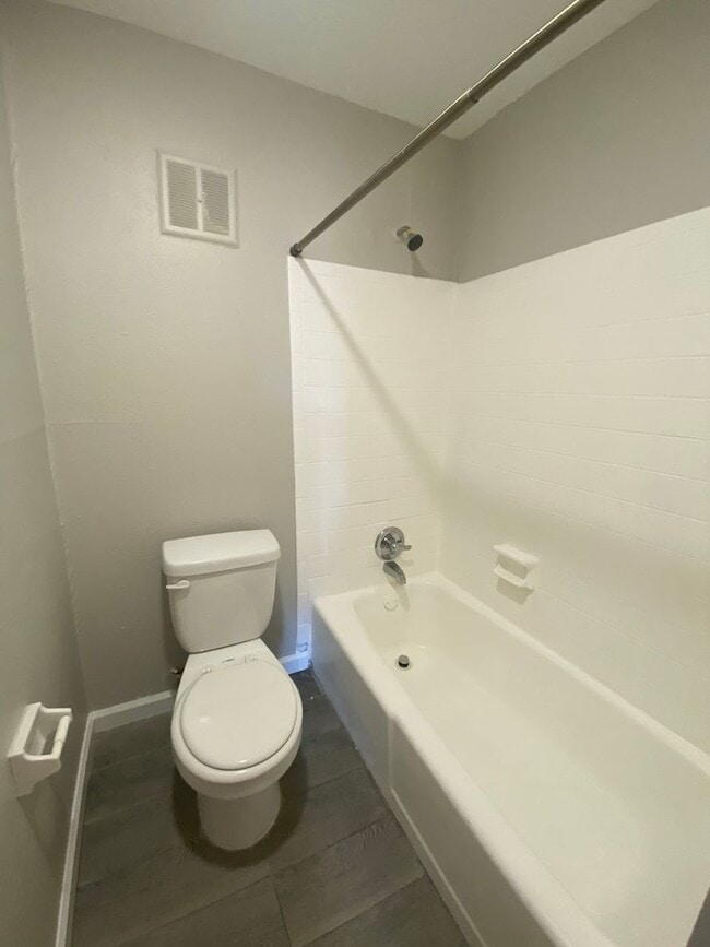 Building Photo - Renovated 2 BR, 2 BA Apartment, Easy Acces...