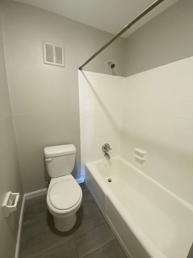 Foto del edificio - Renovated 2 BR, 2 BA Apartment, Easy Acces...