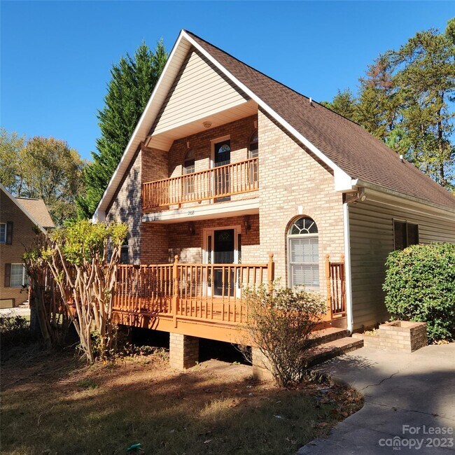 Building Photo - 208 Chuckwood Rd