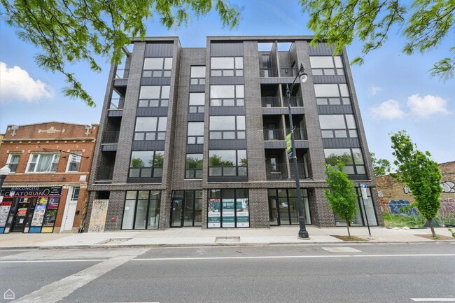 Foto del edificio - 3045 W Irving Park Rd