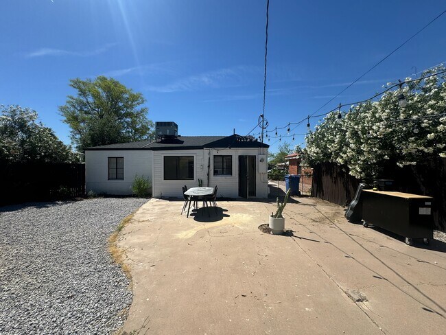 Building Photo - 1416 E Granada Rd