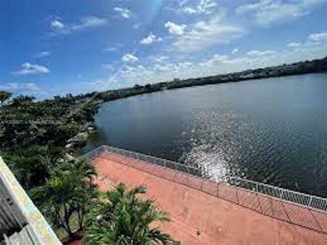 Foto del edificio - 2 br, 2 bath Condo - 1060 Crystal Lake Dri...