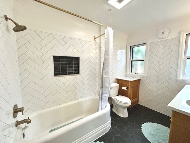 Building Photo - Private room for rent in Laurlhurst