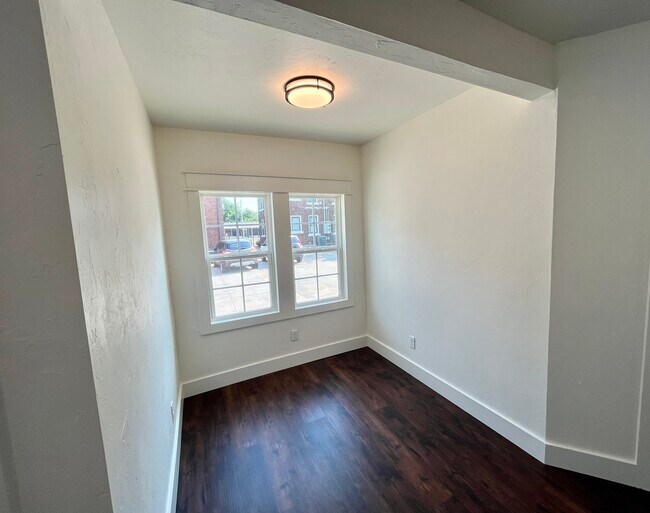 Dining - 2409 N Robinson Ave