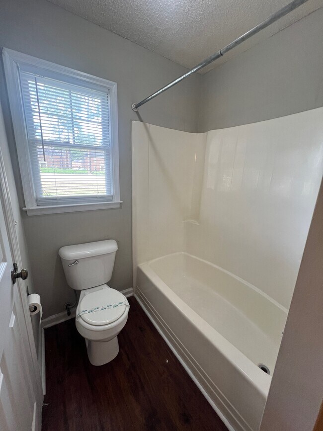 Foto del edificio - 200 Merry Wood Dr