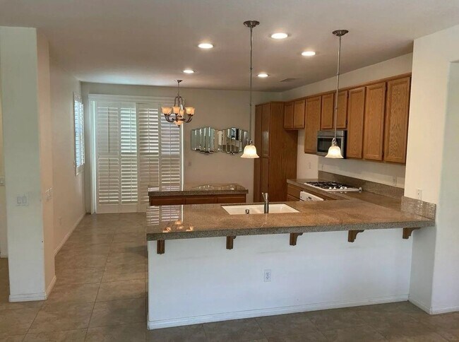 Building Photo - Gated Community in North Indio