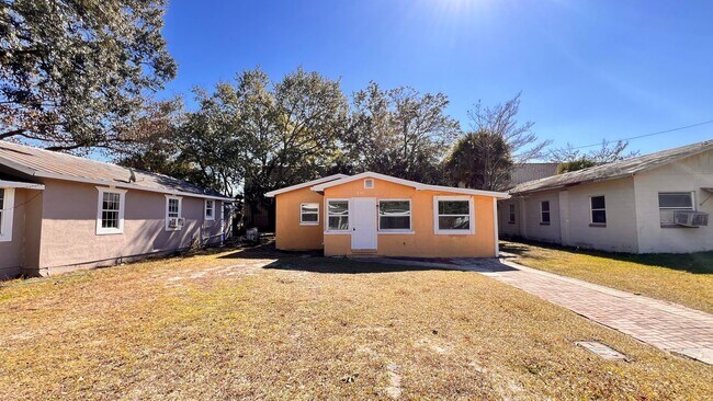 Foto del edificio - Charming 2 Bedroom and 1 Bath Home with a BONUS ROOM  in Winter Garden! Washer and Dryer Included!