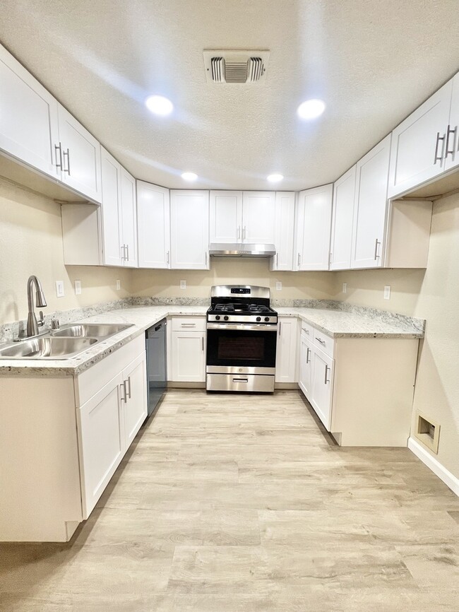 Building Photo - Stunning 2 bedroom 1 bathroom duplex in Lo...