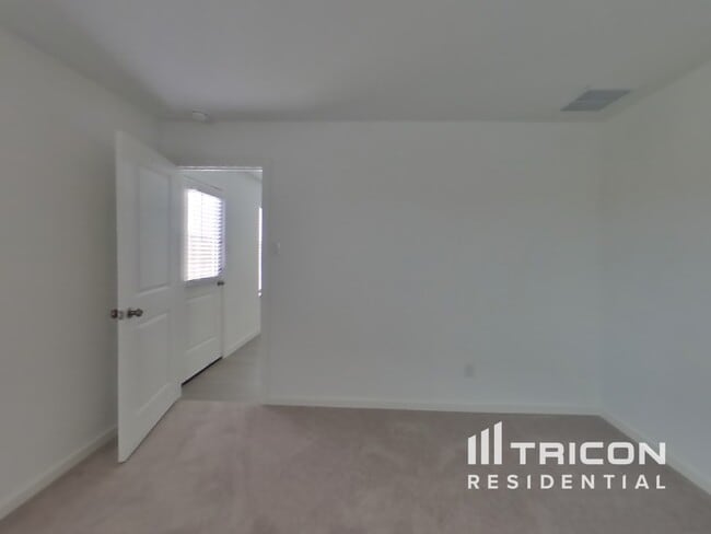 Building Photo - 1832 Kiwi Dr