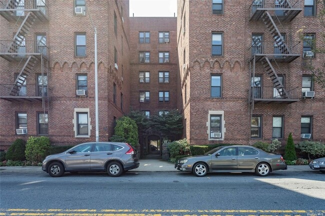 Building Photo - 167-10 Crocheron Ave