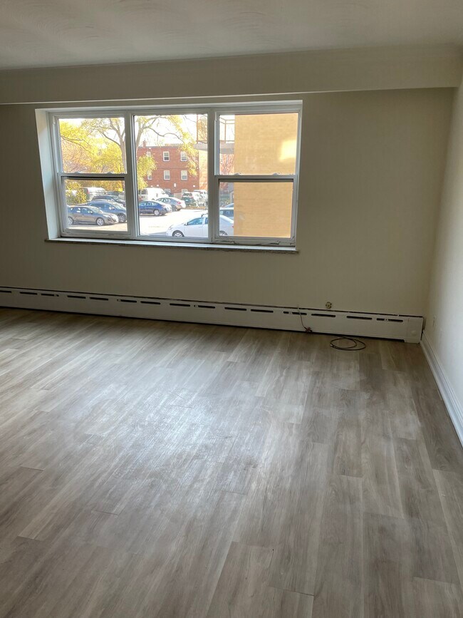 Building Photo - 2427 Hurontario St