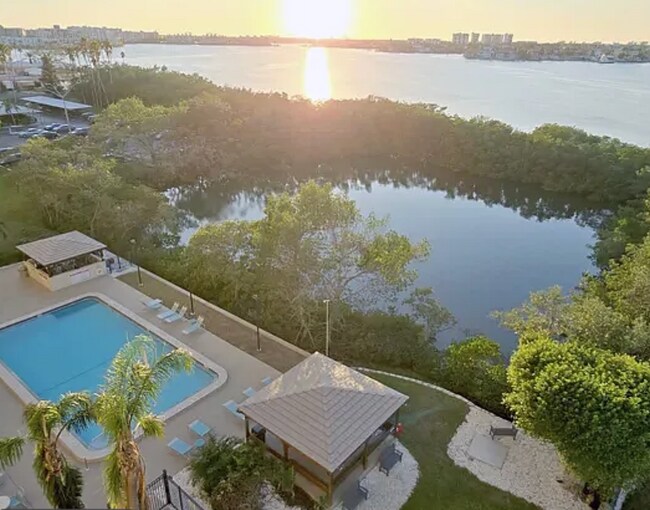 Vistas - 7050 Sunset Dr S