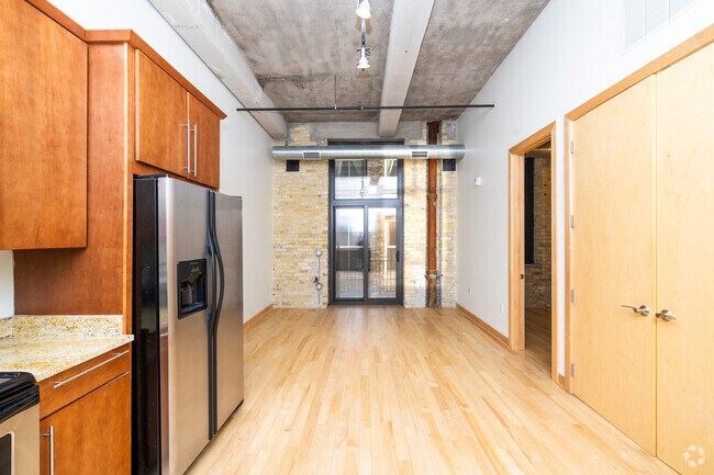 1 habitación, 1 baño - 575 pies cuadrados - Sala de estar - 239 E Chicago St
