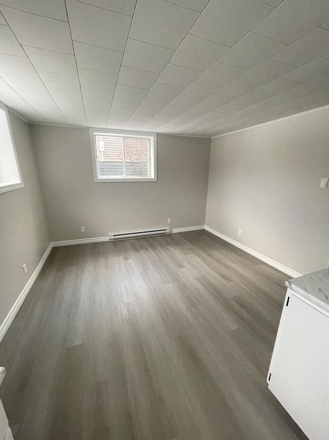 Photo du bâtiment - 14 Riverside Dr E