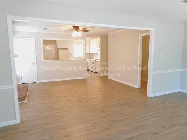 Building Photo - 4921 Chaucer Dr