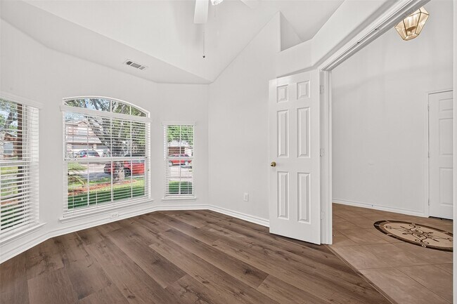 Foto del edificio - 3830 Flatwood Dr