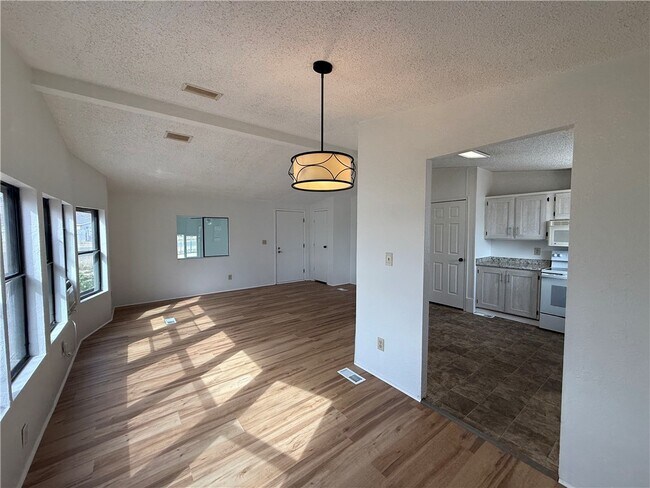 Foto del edificio - 2381 E Butler Ave