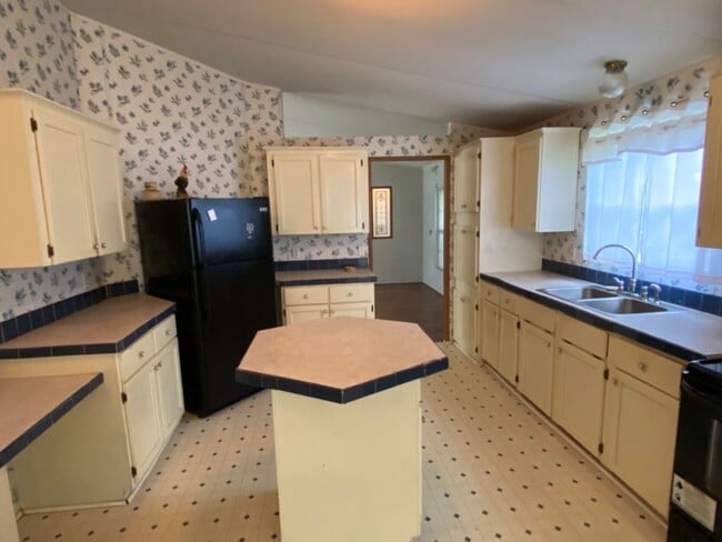 Building Photo - 3 bedroom 2 bath Mobile Home on 1 acre in ...