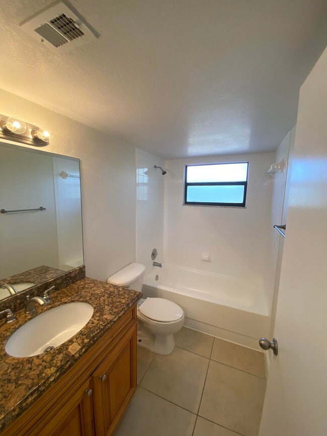 Building Photo - 1440 Lake Crystal Dr
