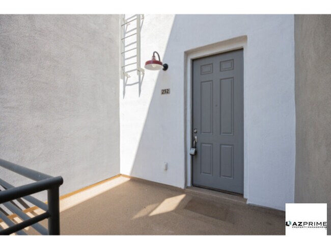 Foto del edificio - Premium 1/2 Split-Level Condo in Chandler ...
