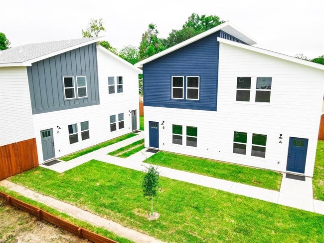 Building Photo - 2413 Glen Ln