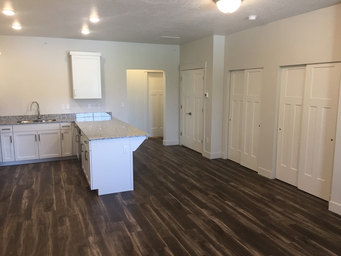 Kitchen - 695 E Main St