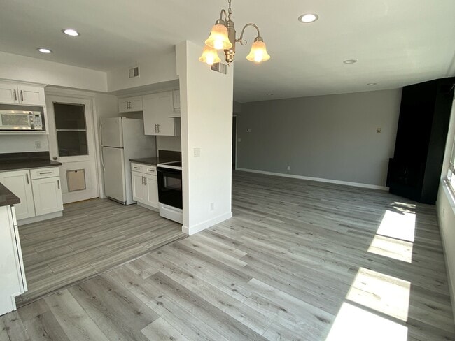 Building Photo - 10823 Camarillo St