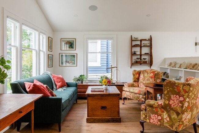 Building Photo - Newly remodeled Greenwood Craftsman!