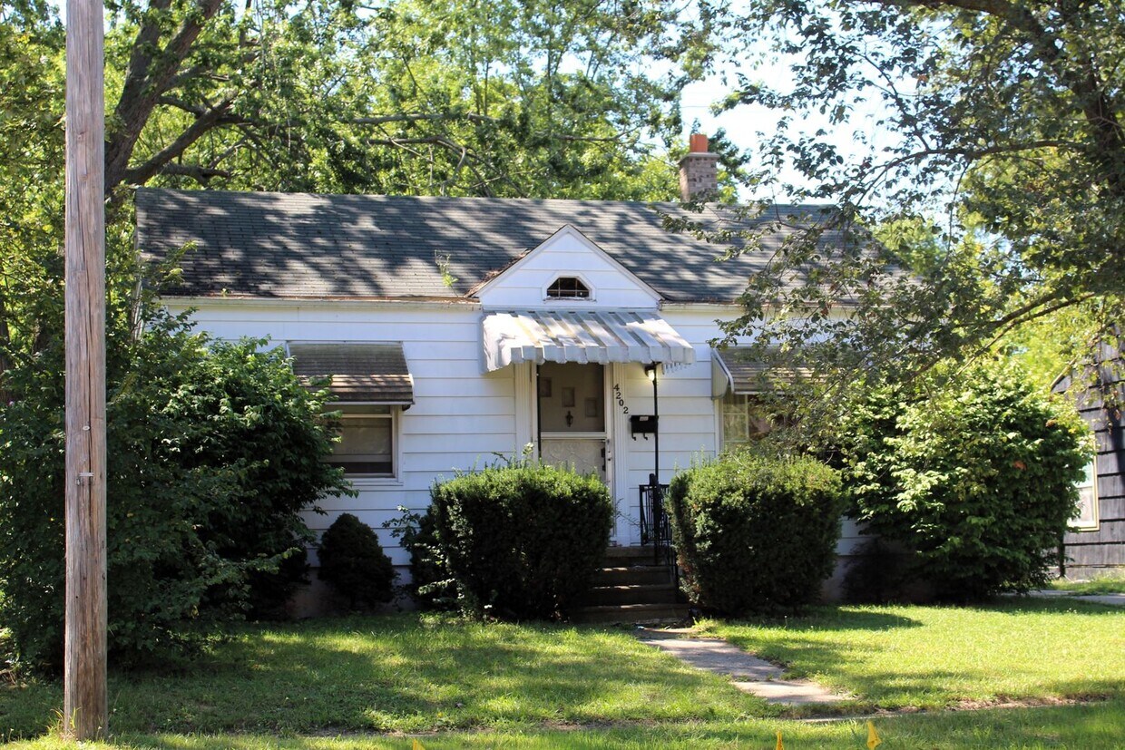 Foto principal - 2 bedroom, 1 bath Cape Cod home with a 1 c...